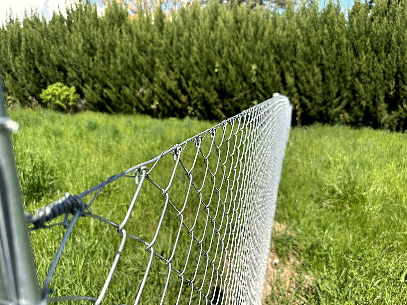 Détail de finition d'une clôture grillagée galvanisée, savoir-faire Concept Clôtures