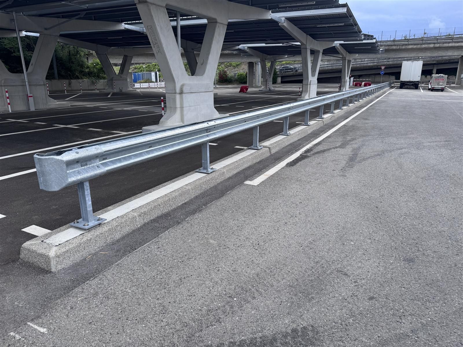 Glissière de sécurité posée en bord de route par Concept Clôtures