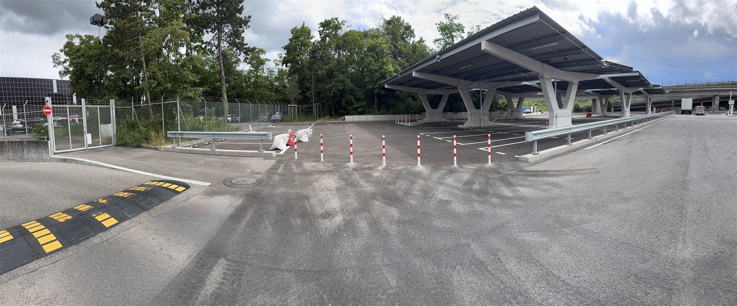 Vue panoramique d'une clôture posée par Concept Clôtures, région genevoise